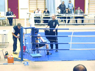 Kari Korhonen avustajana keh�n kulmauksessa
